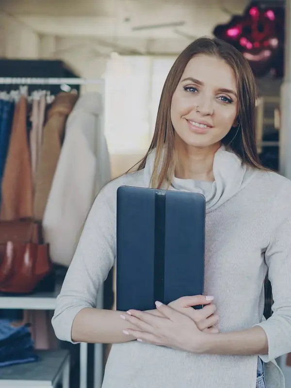 Lächelnde Inhaberin in ihrer Boutique