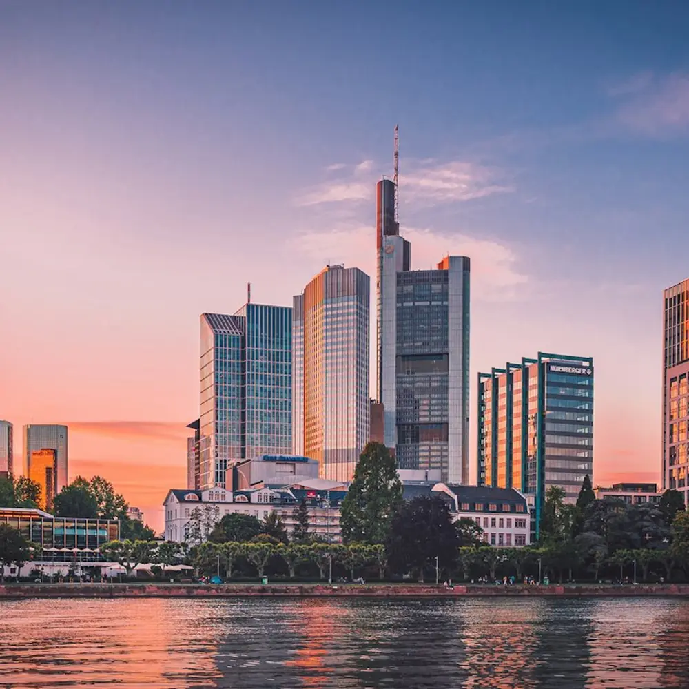 Frankfurter Skyline am Main im Abendlicht