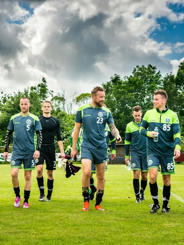 Amateur-Fußballmannschaft auf dem Platz